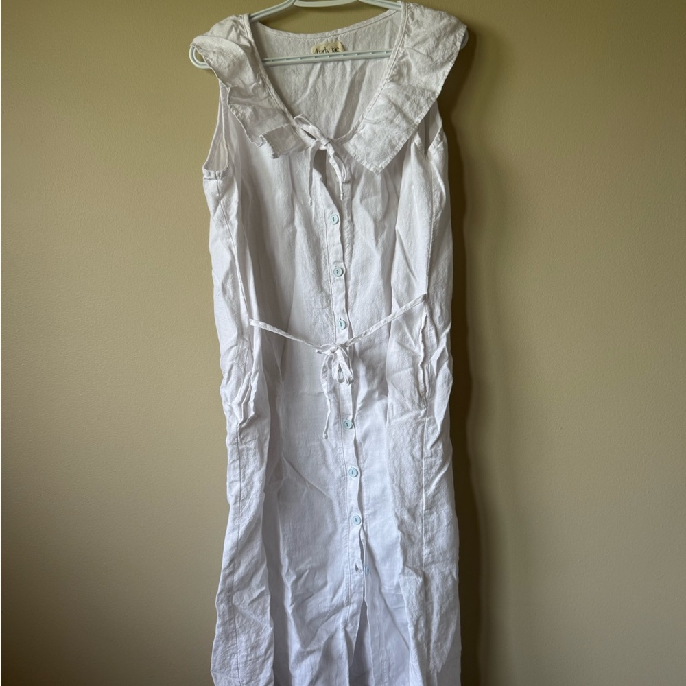 Sleeveless White Button-Front Maxi Dress with Tie and Ruffled Collar